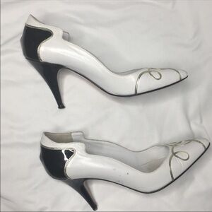 VERSNAI BLACK AND WHITE HEELS